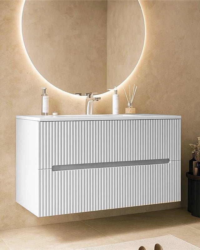 Mobile bagno bianco opaco 100x46 cannettato Urbino 2.0 con ambientato in bagno moderno con specchio e accessori - Exagonshop