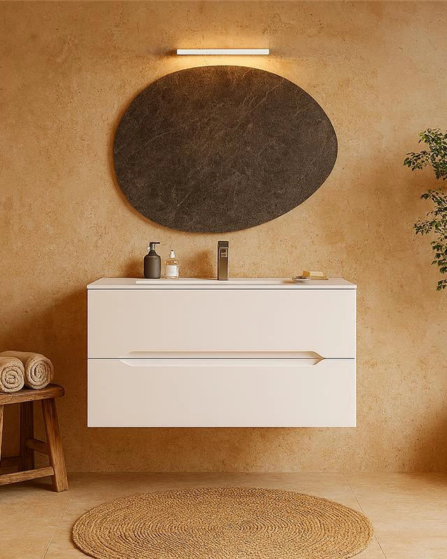 Mobile bagno bianco lucido 90x46 Urbino con lavabo in in naturale con lavabo e rubinetteria, vista frontale su sfondo...