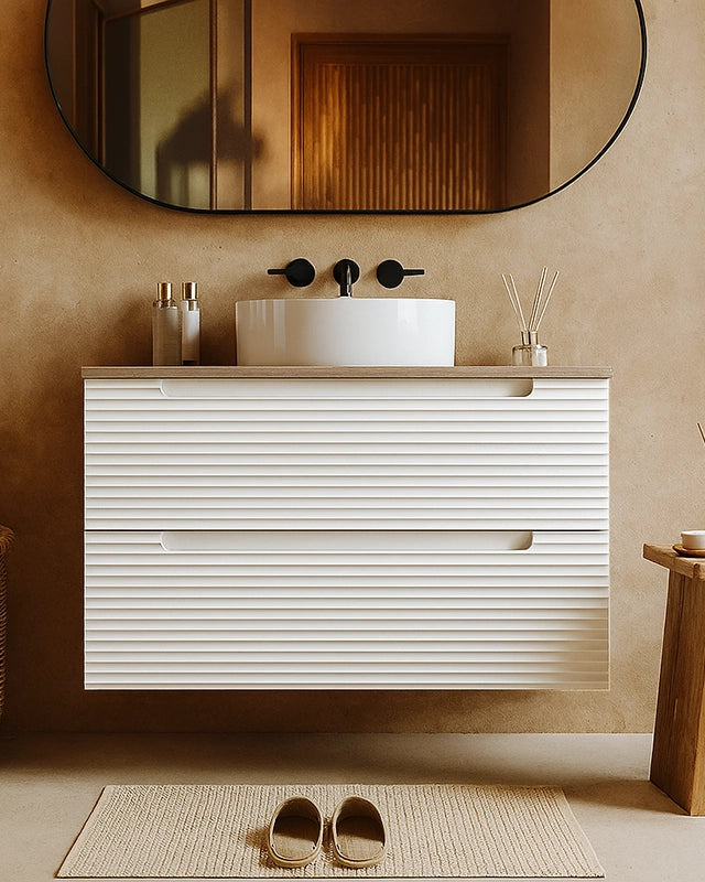 Mobile bagno bianco opaco 100x45 Mango top quercia e lavabo con lavabo e rubinetteria, vista frontale su sfondo neutro...