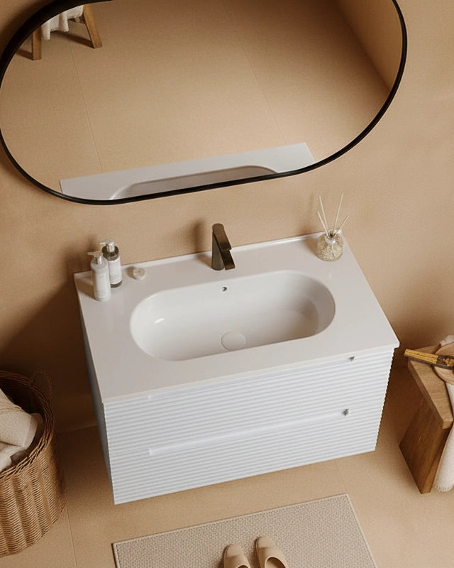 Mobile bagno bianco opaco 80x45 Mango lavabo in ceramica ambientato in bagno moderno con specchio e accessori - Exagonshop
