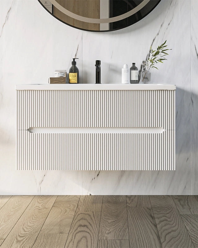 Mobile bagno bianco opaco 120x46 cannettato Urbino con ambientato in bagno moderno con specchio e accessori - Exagonshop