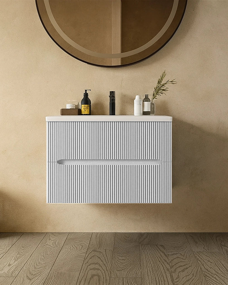 Mobile bagno bianco opaco 60x46 cannettato Urbino con in naturale con lavabo e rubinetteria, vista frontale su sfondo...