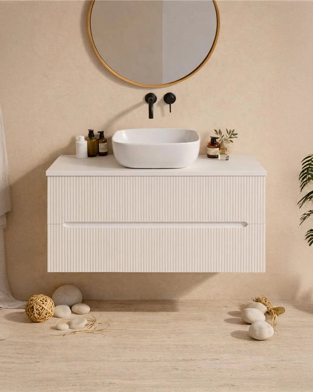 Mobile bagno bianco opaco 70x46 cannettato Urbino ciotola con lavabo e rubinetteria, vista frontale su sfondo neutro...