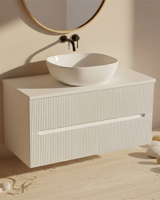 Mobile bagno bianco opaco 70x46 cannettato Urbino ciotola ambientato in bagno moderno con specchio e accessori - Exagonshop