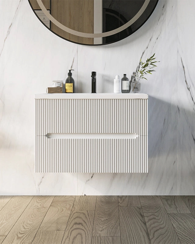 Mobile bagno bianco opaco 70x46 cannettato Urbino con ambientato in bagno moderno con specchio e accessori - Exagonshop