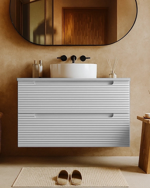 Mobile bagno bianco opaco 100x45 Mango lavabo da appoggio in naturale con lavabo e rubinetteria, vista frontale su sfondo...
