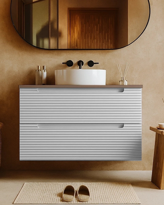 Mobile bagno bianco opaco 80x45 Mango top noce e lavabo con lavabo e rubinetteria, vista frontale su sfondo neutro...
