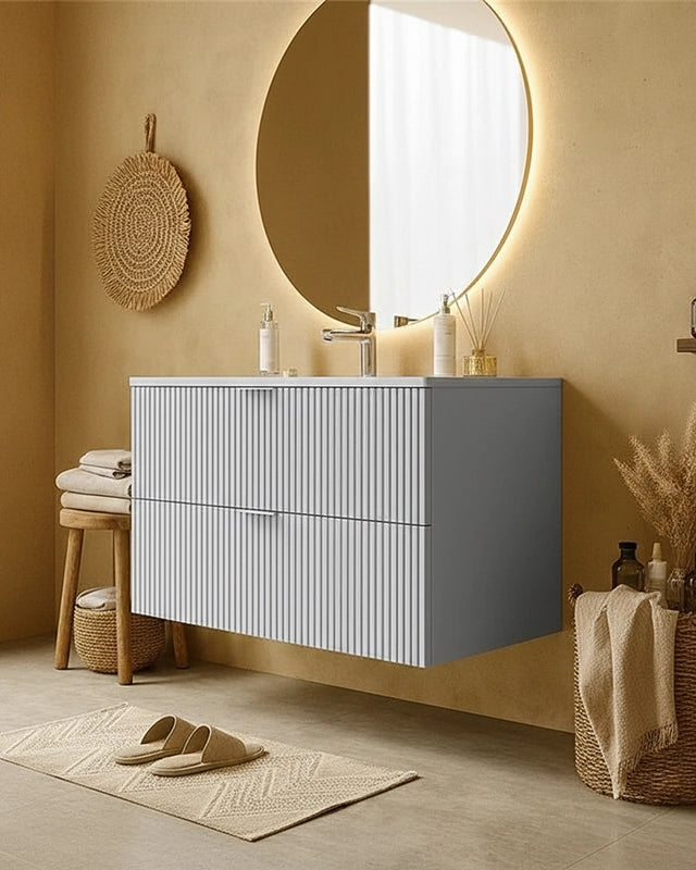 Mobile bagno bianco opaco 82x47 cannettato Teramo con ambientato in bagno moderno con specchio e accessori - Exagonshop