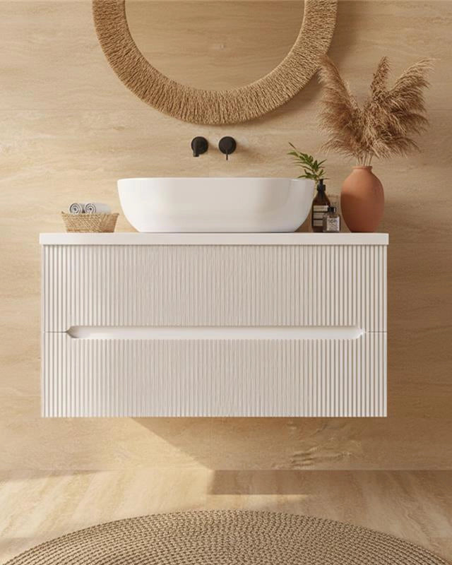 Mobile bagno bianco opaco 90x46 cannettato Urbino con con lavabo e rubinetteria, vista frontale su sfondo neutro - Exagonshop