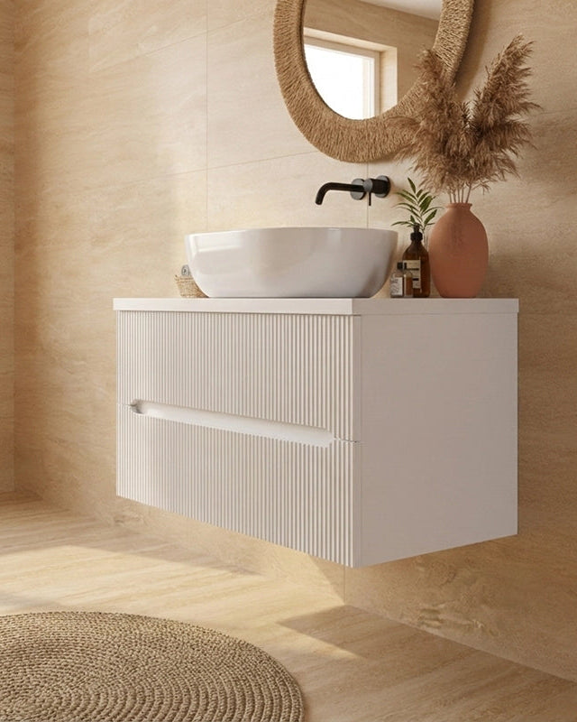 Mobile bagno bianco opaco 90x46 cannettato Urbino con ambientato in bagno moderno con specchio e accessori - Exagonshop