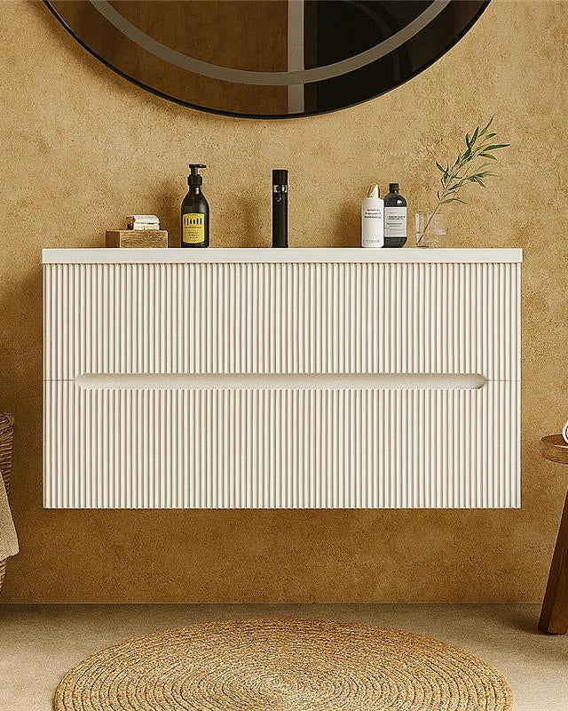 Mobile bagno bianco opaco 120x46 cannettato Urbino con in naturale con lavabo e rubinetteria, vista frontale su sfondo...