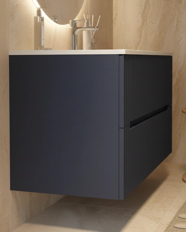 Mobile bagno blu marino 100x46 cannettato Urbino 2.0 lavabo ambientato in bagno moderno con specchio e accessori - Exagonshop