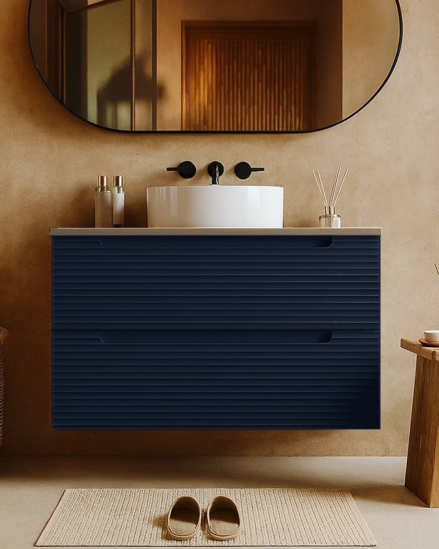 Mobile bagno blu notte 100x45 Mango top quercia e lavabo da Blu Scuro con lavabo e rubinetteria, vista frontale su sfondo...