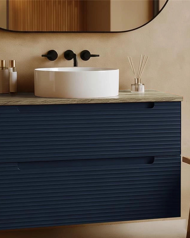 Mobile bagno blu notte 100x45 Mango top quercia e lavabo da Blu Scuro, vista laterale della struttura sospesa - Exagonshop