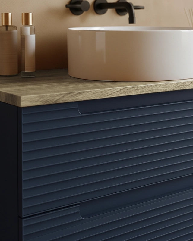 Mobile bagno blu notte 100x45 Mango top quercia e lavabo da Blu Scuro, dettaglio ravvicinato della finitura e del...