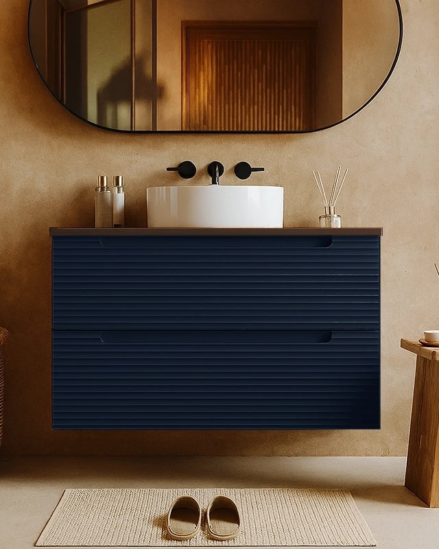 Mobile bagno blu notte 80x45 Mango top noce e lavabo Blu Scuro con lavabo e rubinetteria, vista frontale su sfondo neutro...