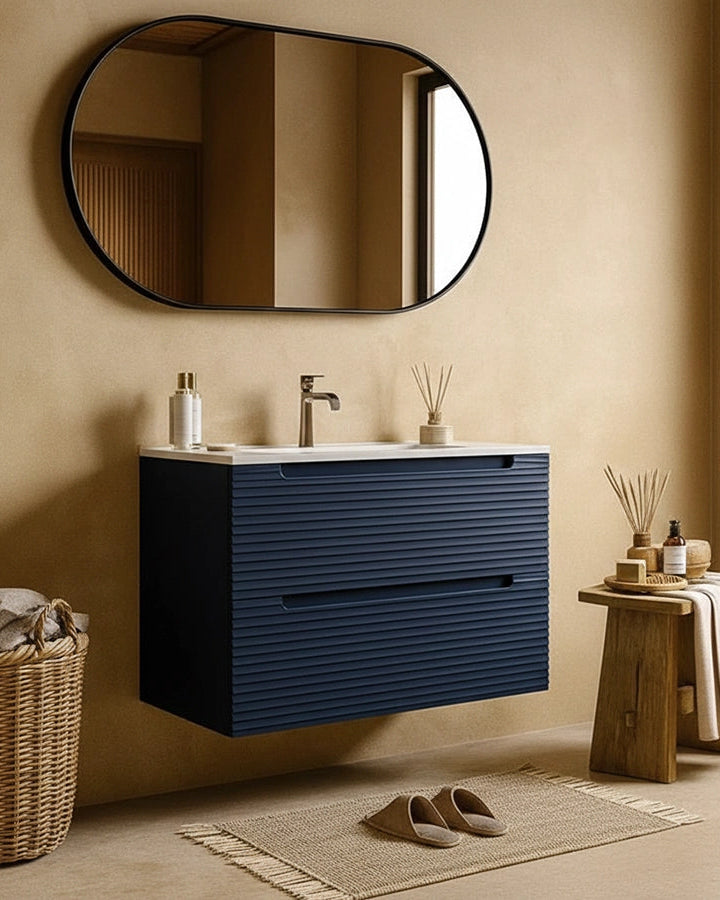 Mobile bagno blu notte 80x45 Mango lavabo in ceramica lucida Blu Scuro ambientato in bagno moderno con specchio e...