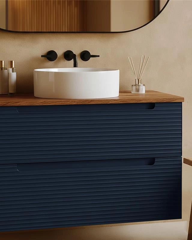 Mobile bagno blu notte 80x45 Mango top noce e lavabo Blu Scuro ambientato in bagno moderno con specchio e accessori...