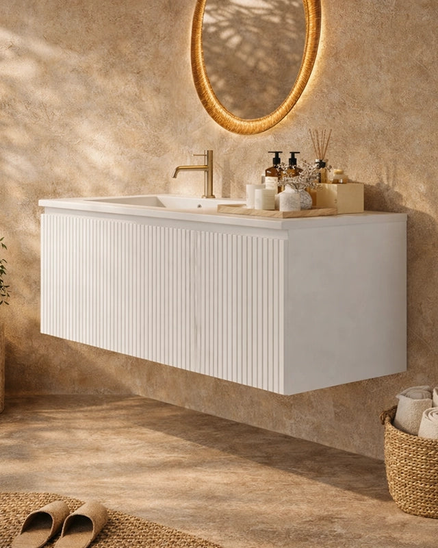 Mobile bagno cannettato 120X46 Pisa bianco lavabo resina ambientato in bagno moderno con specchio e accessori - Exagonshop