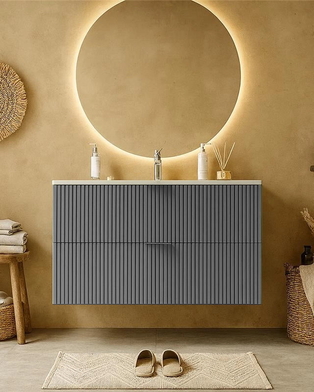 Mobile bagno cannettato 102x47 grigio opaco lavabo in in ceramica e lucido con lavabo e rubinetteria, vista frontale su...