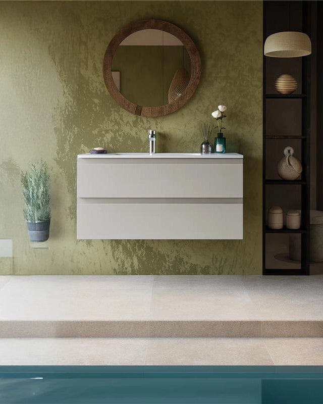 Mobile bagno grigio caldo 120x45 Pesaro lavabo in in mdf con lavabo e rubinetteria, vista frontale su sfondo neutro...