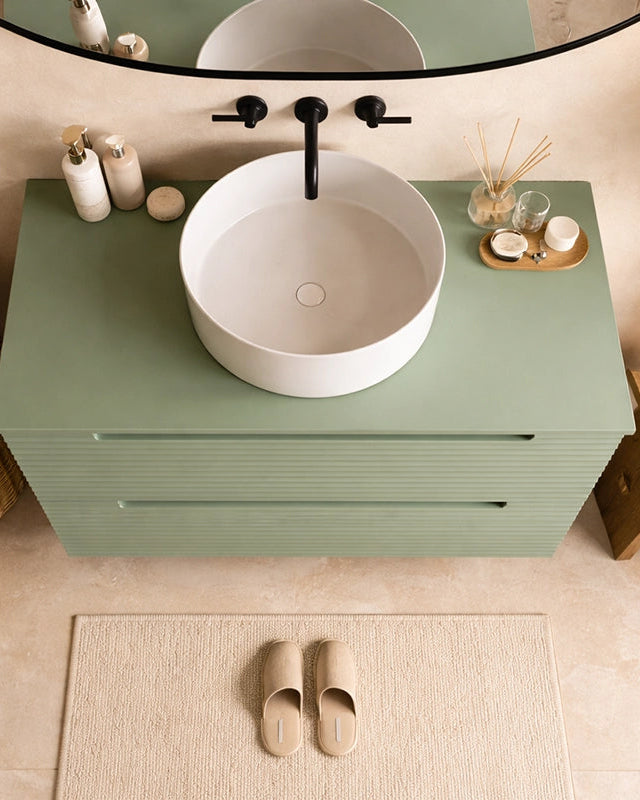 Mobile bagno muschio 80x45 Mango lavabo tondo da appoggio Musk ambientato in bagno moderno con specchio e accessori...
