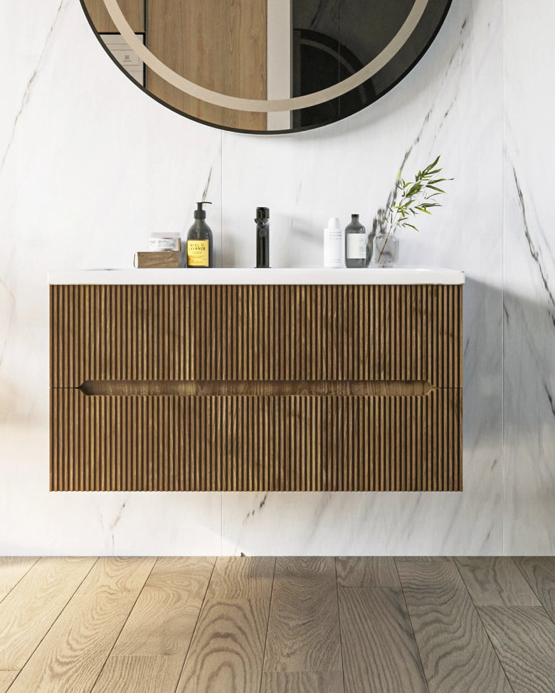 Mobile bagno noce chiaro 120x46 cannettato Urbino con ambientato in bagno moderno con specchio e accessori - Exagonshop