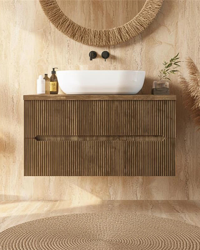 Mobile bagno noce chiaro 70x46 cannettato Urbino con in naturale con lavabo e rubinetteria, vista frontale su sfondo...