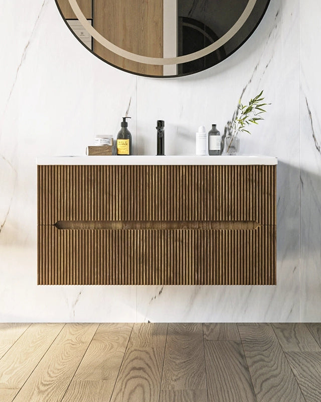 Mobile bagno noce chiaro 90x46 cannettato Urbino con lavabo ambientato in bagno moderno con specchio e accessori - Exagonshop