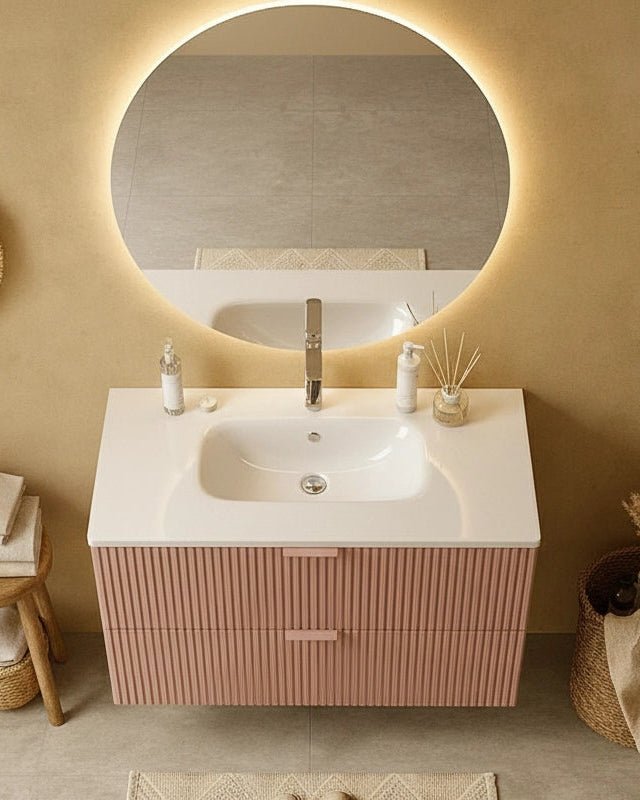 Mobile bagno rosa 82x47 cannettato lavabo in ceramica Teramo ambientato in bagno moderno con specchio e accessori...