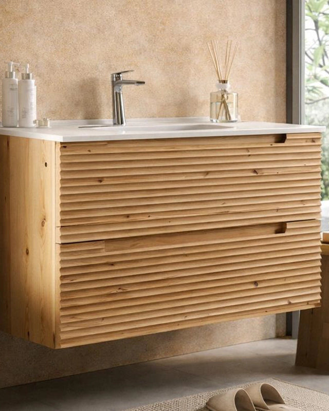 Mobile bagno rovere 100x45 Mango effetto legno con lavabo ambientato in bagno moderno con specchio e accessori - Exagonshop