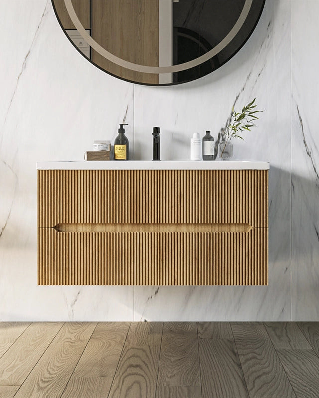 Mobile bagno rovere 120x46 cannettato Urbino lavabo in ambientato in bagno moderno con specchio e accessori - Exagonshop