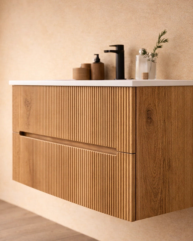 Mobile bagno rovere 60x46 cannettato Urbino con lavabo in in naturale con lavabo e rubinetteria, vista frontale su sfondo...