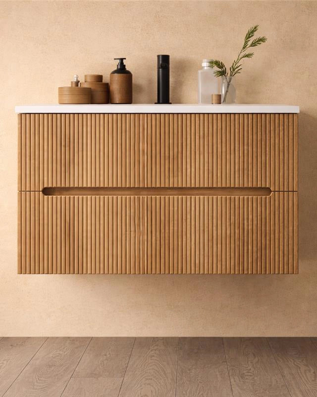 Mobile bagno rovere 70x46 cannettato Urbino con lavabo in in naturale con lavabo e rubinetteria, vista frontale su sfondo...