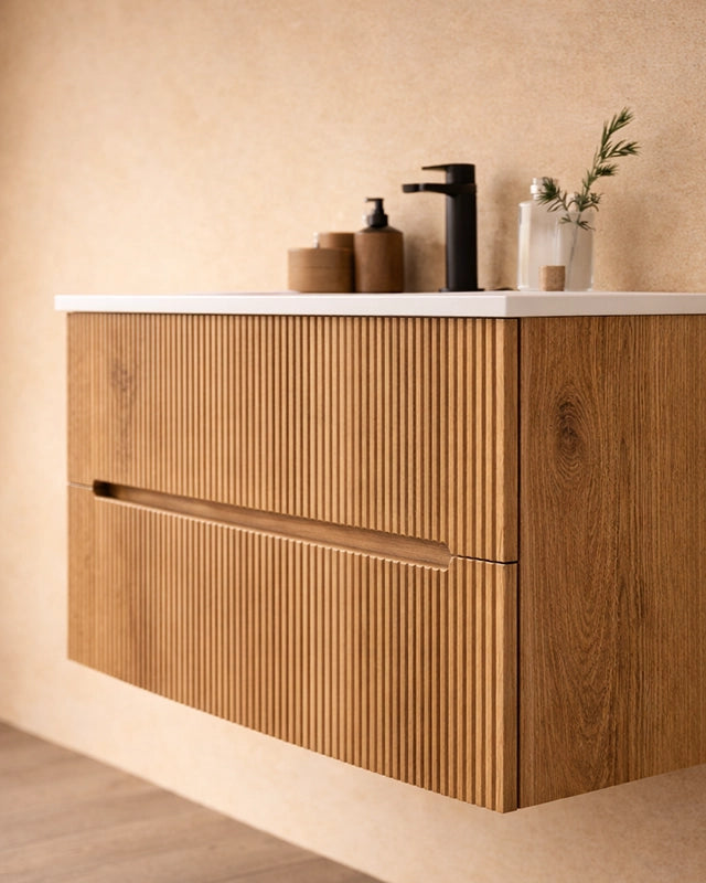 Mobile bagno rovere 70x46 cannettato Urbino con lavabo in ambientato in bagno moderno con specchio e accessori - Exagonshop