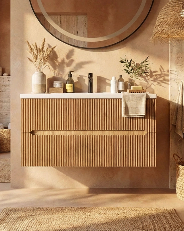 Mobile bagno rovere 90x46 cannettato Urbino con lavabo in in naturale con lavabo e rubinetteria, vista frontale su sfondo...