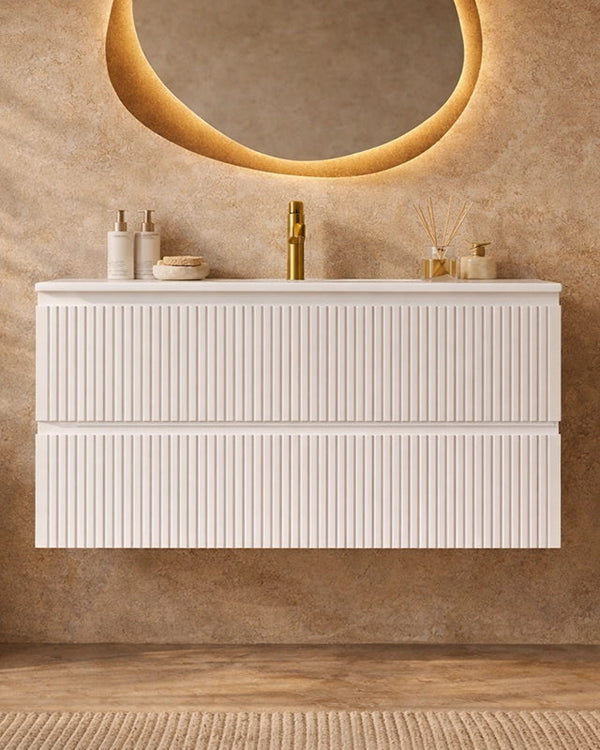 Mobile bagno cannettato 100X46 Pisa bianco opaco lavabo in ambientato in bagno moderno con specchio e accessori - Exagonshop