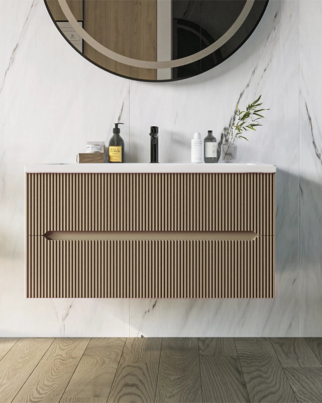 Mobile bagno tortora opaco 120x46 cannettato Urbino con ambientato in bagno moderno con specchio e accessori - Exagonshop