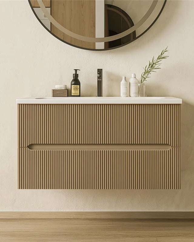 Mobile bagno tortora opaco 90x46 cannettato Urbino con in naturale con lavabo e rubinetteria, vista frontale su sfondo...