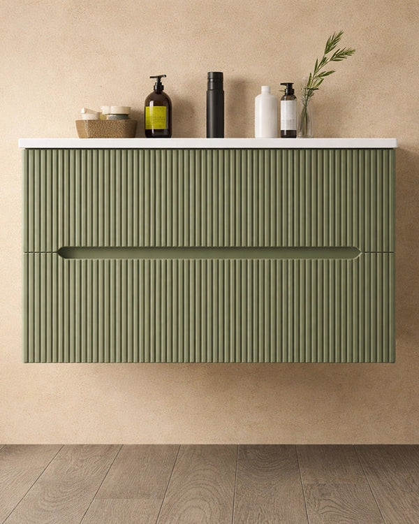 Mobile bagno verde muschio 70x46 cannettato Urbino con in opaco e naturale con lavabo e rubinetteria, vista frontale su...