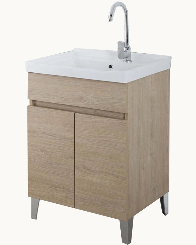 Mobile lavatoio 60x47 rovere con vasca in ceramica installato su lavello, vista della bocca e della leva - Exagonshop