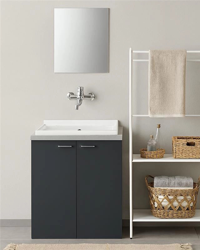Mobile lavatoio 71x65 con vasca e due ante H 91 grigio opaco installato su lavello, vista della bocca e della leva...