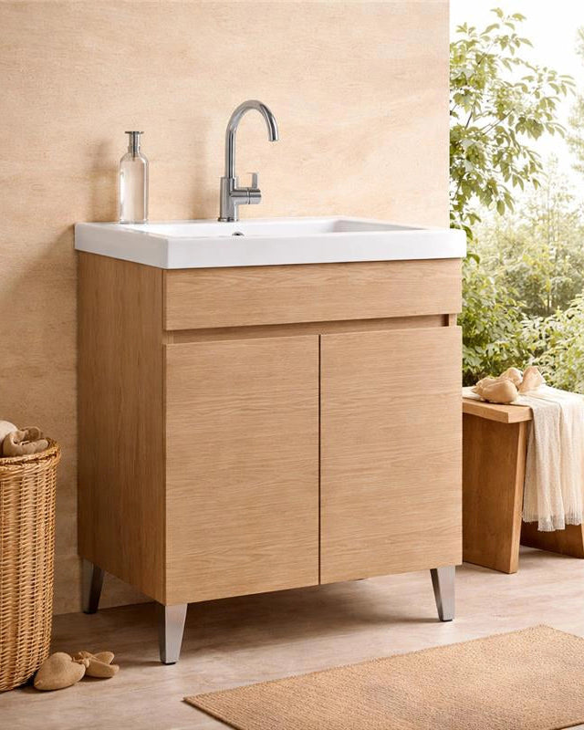 Mobile lavatoio 80x47 rovere con vasca in ceramica in naturale installato su lavello, vista della bocca e della leva...