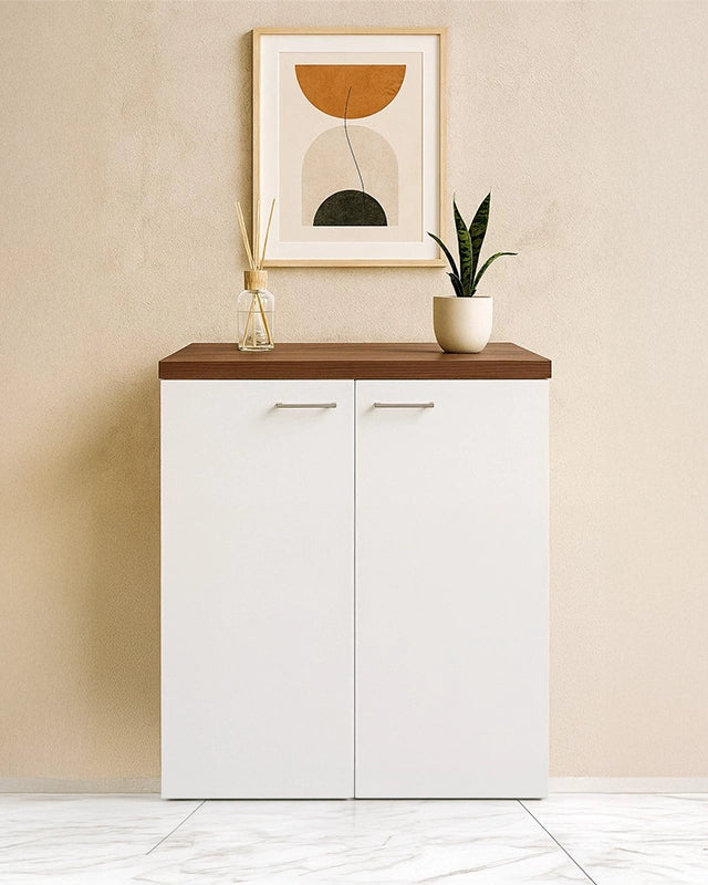 Mobile multiuso 71x65 due ante bianco lucido con top noce in naturale ambientato in spazio living con arredi coordinati...
