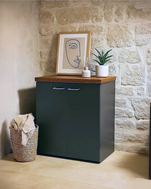 Mobile multiuso 71x65 lavanderia due ante grigio opaco top in noce e naturale ambientato in spazio living con arredi...