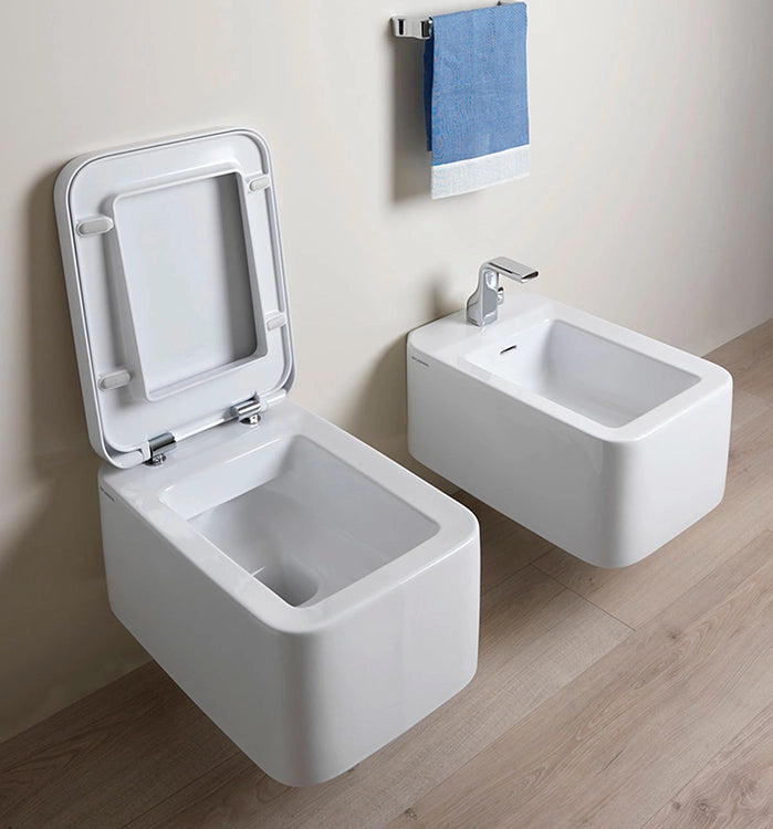 Flaminia Nile Coppia Sanitari Sospesi Bidet e Wc Goclean ambientato su piano bagno con accessori - Ceramica Flaminia