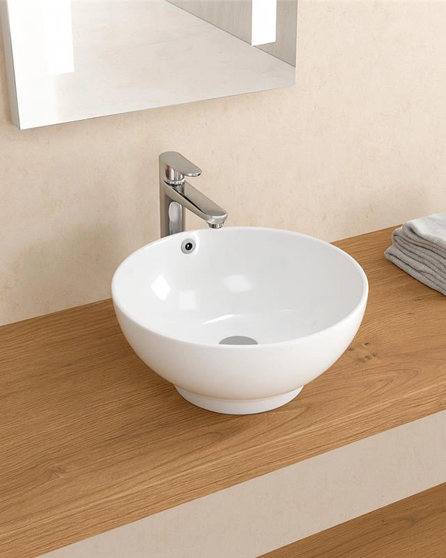 Ciotola 40 Cm Da Appoggio In Porcellana Bianco New Line in resina e naturale ambientato su piano bagno con accessori...