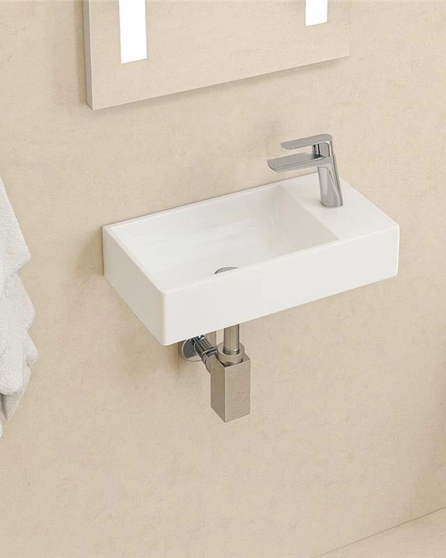 Lavabo lavamani 46x26 sospeso In Porcellana Bianca New Line 00 Bianco ambientato su piano bagno con accessori - Exagonshop