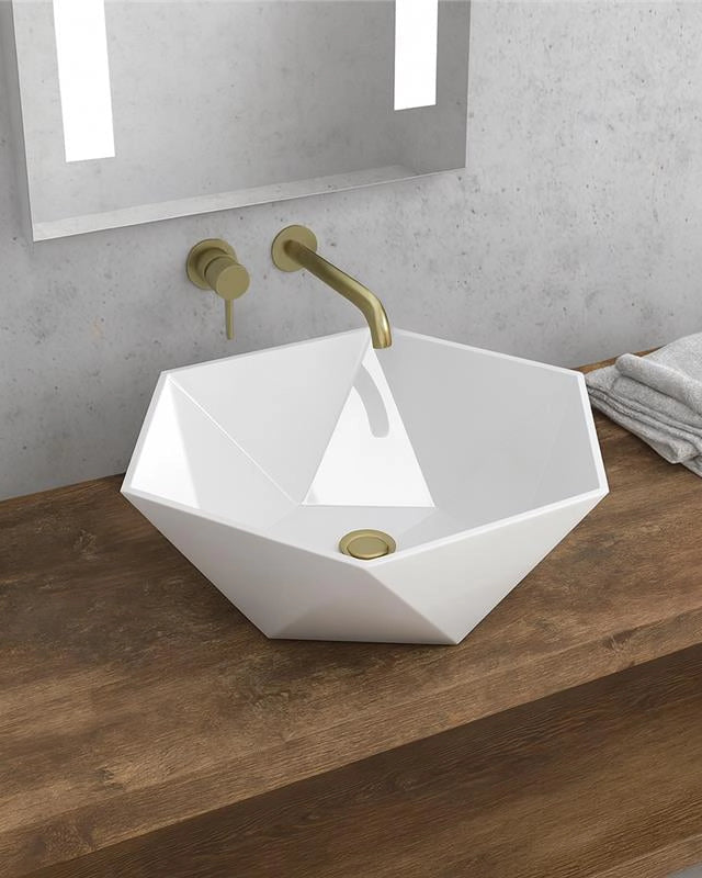 Lavabo 45 cm Da Appoggio design In Porcellana Bianco ambientato su piano bagno con accessori - Exagonshop