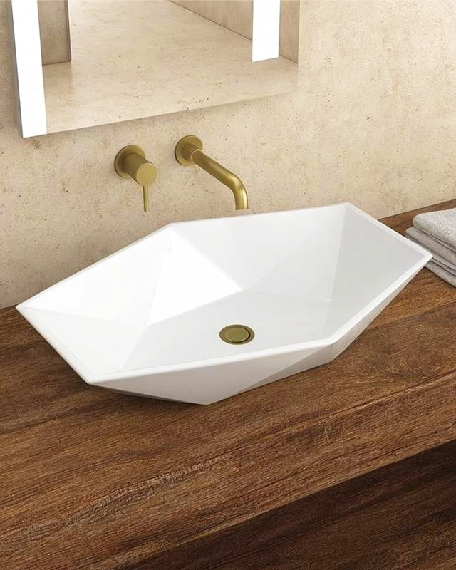 Lavabo 64X41.5 Da Appoggio esagonale In Porcellana Bianco ambientato su piano bagno con accessori - Exagonshop